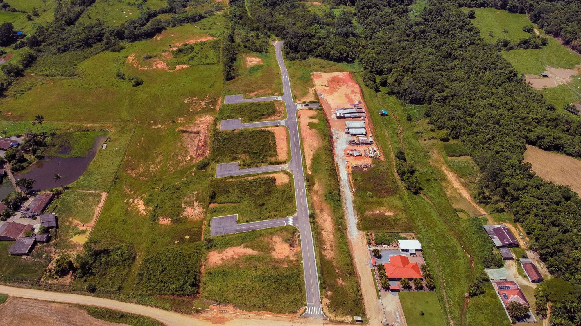 Vista aérea do loteamento Green Garden com as ruas abertas