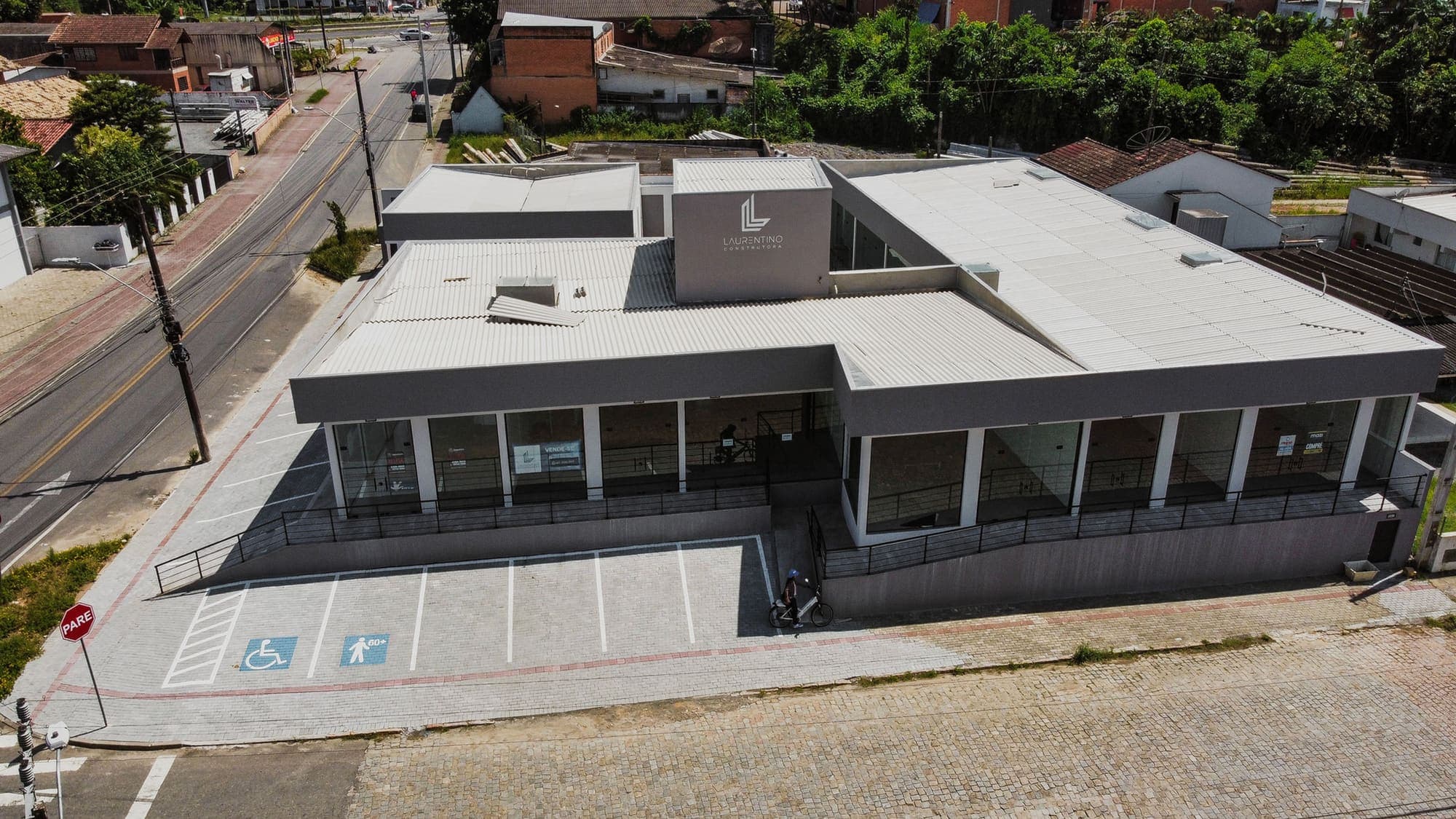 Edifício comercial Seven Point com salas de fachada de vidro